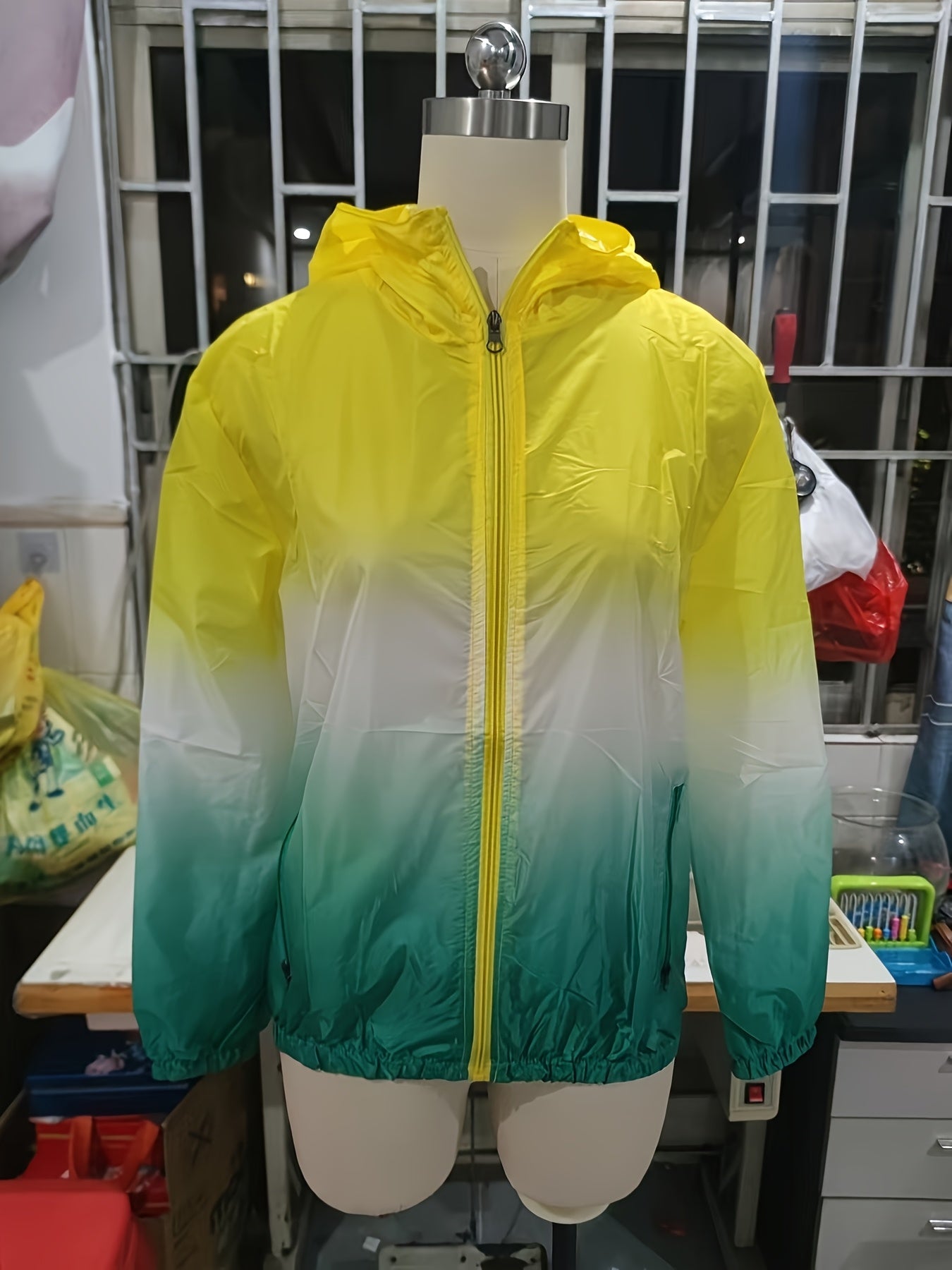 Women'S Lightweight Hooded Jacket with Gradient Color, Printed Design, And Zippered Pockets for Outdoor Use.