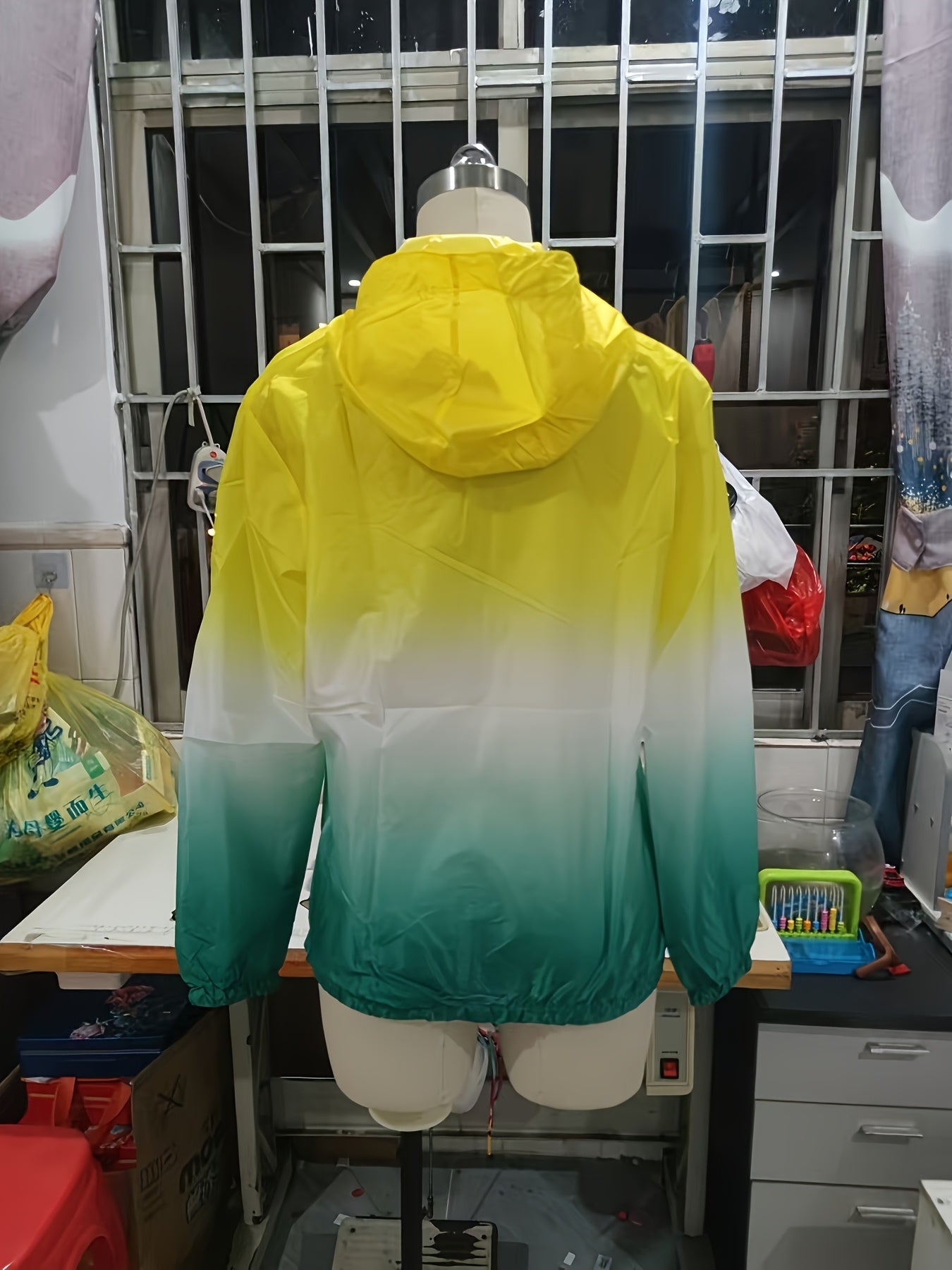 Women'S Lightweight Hooded Jacket with Gradient Color, Printed Design, And Zippered Pockets for Outdoor Use.